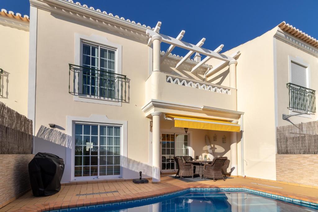 Maison de vacances Casa Linnea private pool walk to beach 14 Ferragudo Breeze, Urb Gradlinha, 8400-265 Ferragudo