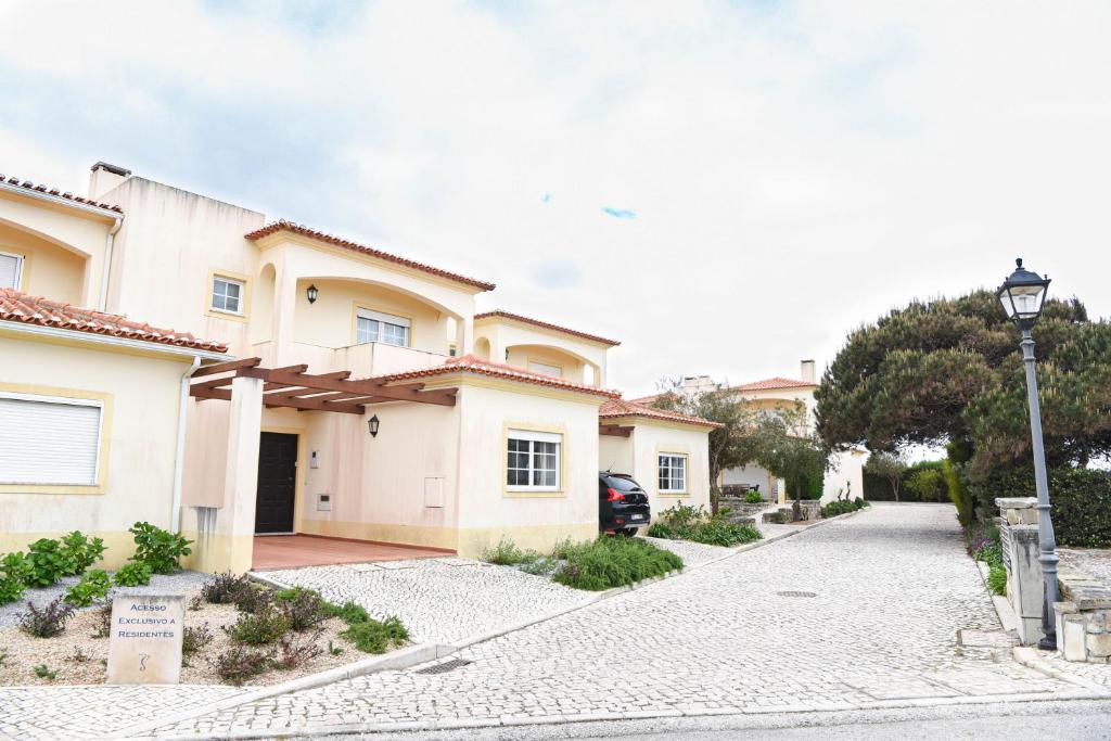 Maison de vacances Casa Louisa Rua Pedro Alvares Cabral nº3 Casa nº9 Urbanização Praia Del Rey, 2510-451 Casal da Lagoa Seca