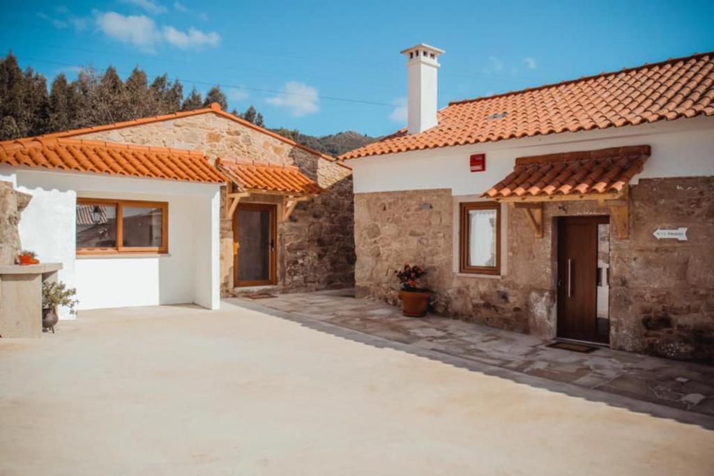 Maison de vacances Casa Rústica com piscina em Valença by MyStay do Sobral 3, 4930-325 Valença