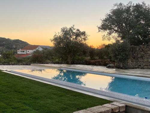 Casas da Villa - Monsanto - Oliveira e Videira Relva portugal