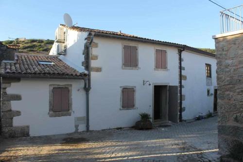 Casas de Calcário Casa Adriano Santiago da Guarda portugal