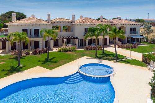 Maison de vacances Cascata Village Lote A EM1285 701Z, 37.109979, -8.213144, Lote A, An Branqueira
