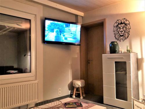 Maison de vacances Casita - Sterneferienhaus mit Garten, Sauna und Wallbox Waldsiedlung 14 Kirburg