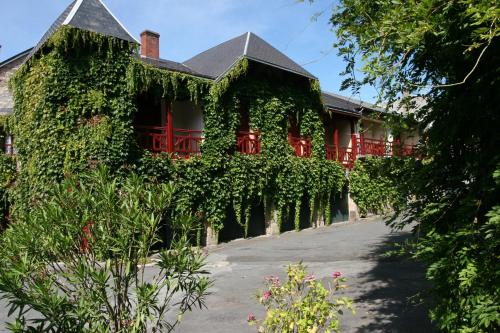 Hôtel Castel Hotel 1904 rue du Castel Saint-Gervais-dʼAuvergne