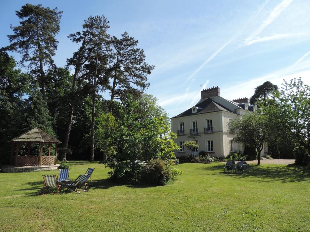 B&B / Chambre d'hôtes Cèdre et Charme 17 Grand Rue, 37320 Saint-Branchs