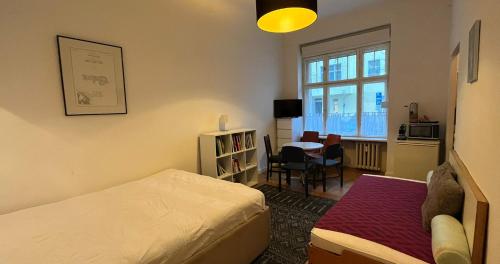 Appartement Central, charming studio for up to 3 people in historic building 39 Sybelstraße Berlin