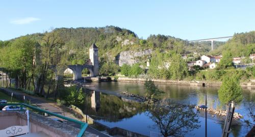 Centre CAHORS - Vue imprenable sur le PONT VALENTRE - Au bord de la rivière Cahors france