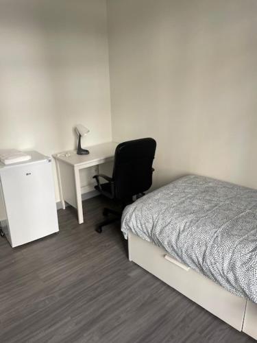 CH-9 Chambre toute équipée avec télévision Saint-Étienne france