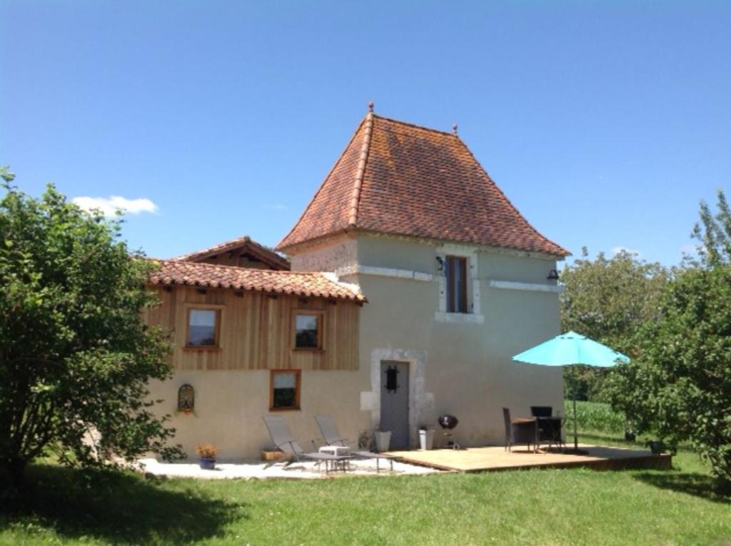 Chalet 17th C French Pigeonaire - magical romantic couples retreat lieu dit lemonie Lemonie Farmhouse champs de lemonie 16390 Palluaud