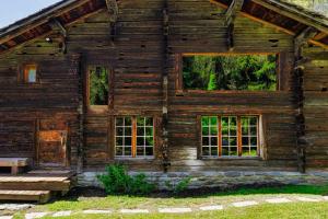 4BR Traditional Chalet BBQ + Fireplace + View