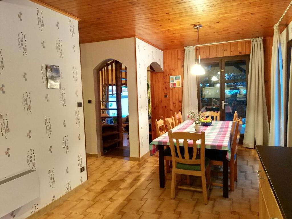 Appealing Chalet in St Jean de Vaux with Roofed Terrace , 38220 Laffrey