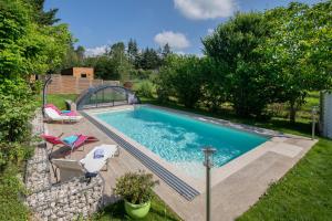 Au Coeur du Bien-Etre, chalet avec piscine chauffée et couverte, SPA, sauna, massages