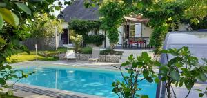 Au Coeur du Bien-Etre, chalet avec piscine chauffée et couverte, SPA, sauna, massages