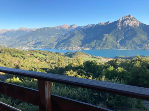 Chalet Chalet bioclimatique avec vue sur le lac de Serre Ponçon Le Village Saint-Apollinaire