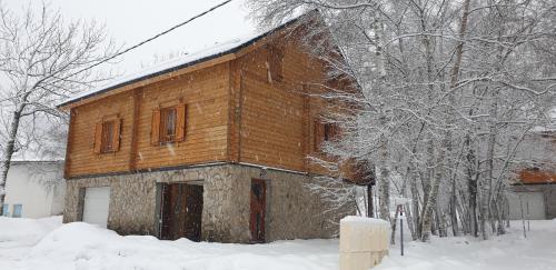 Chalet bois au milieu des Pyrénées LʼHospitalet-près-lʼAndorre france