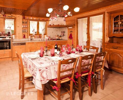Bright charming alpine chalet with private garage and breathtaking views