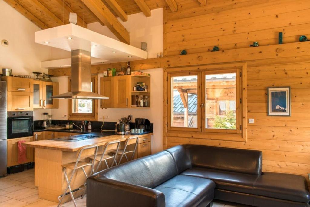 Chalet Brilliantly located spacious 4-Bedroom Chalet  74300 Les Carroz d\'Arâches