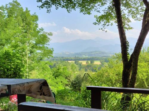 Cabane dans les bois avec vue sur les Pyrénées