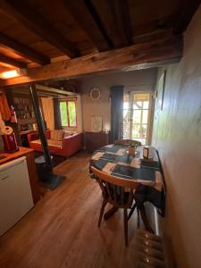 Cabane dans les bois avec vue sur les Pyrénées