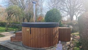 Cabane en bois avec bain nordique