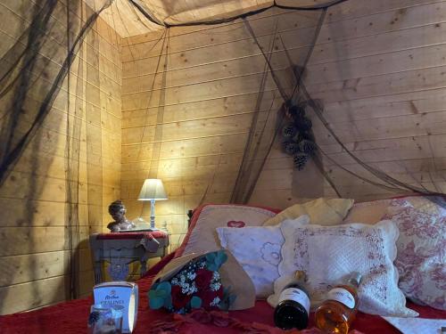 Cabane romantique au jardin et balnéothérapie