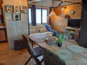 Cabane suspendue dans les arbres