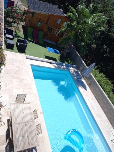 Casa di legnu ,charmant chalet avec piscine