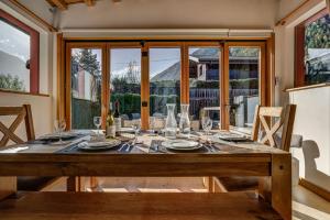 Chalet Alpins - Alpes Travel - Central Chamonix (sleeps 6-8)