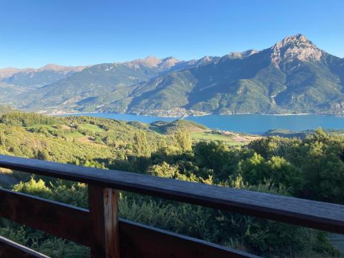 Chalet bioclimatique avec vue sur le lac de Serre Ponçon