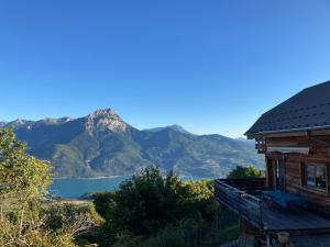 Chalet bioclimatique avec vue sur le lac de Serre Ponçon