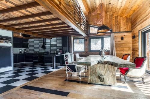 Chalet Carte Blanche Banksy