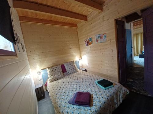 Chalet chaleureux avec parking garage motos, vélos