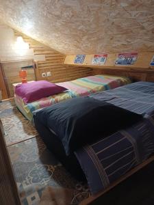 Chalet chaleureux avec parking garage motos, vélos