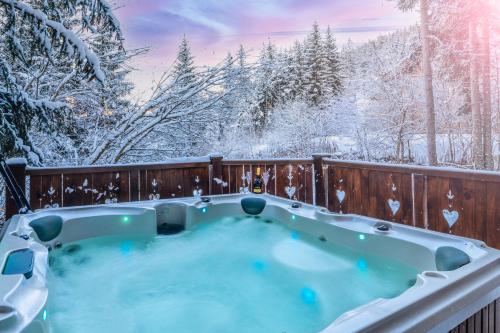 Chalet Côté Cœur, La Tania, with Outdoor Hot Tub and 7 Ensuite Rooms