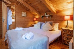 Chalet Côté Cœur, La Tania, with Outdoor Hot Tub and 7 Ensuite Rooms