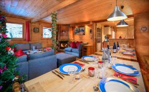 Chalet Côté Cœur, La Tania, with Outdoor Hot Tub and 7 Ensuite Rooms