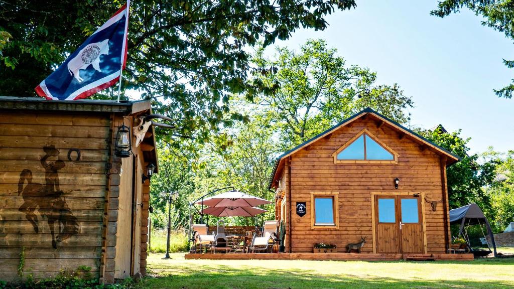 Chalet d'une chambre avec vue sur le lac jacuzzi et jardin clos a Novalaise a 2 km de la plage 1153 Route du Terreau Savoie, Auvergne-Rhône-Alpes, 73470 Novalaise