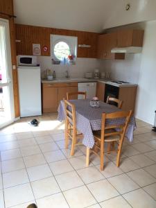 Chalet de 2 chambres avec jardin clos et wifi a Berville