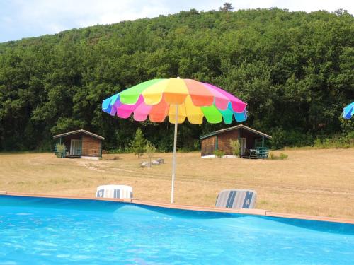 Chalet de 2 chambres avec piscine partagee et jardin amenage a Les Tourettes