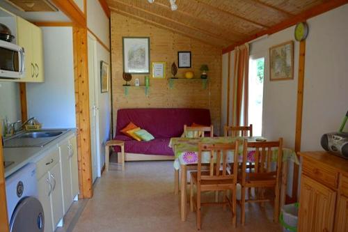 Chalet de 2 chambres avec piscine partagee et jardin amenage a Les Tourettes