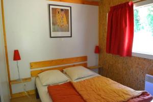 Chalet de 2 chambres avec piscine partagee et jardin amenage a Les Tourettes