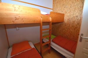 Chalet de 2 chambres avec piscine partagee et jardin amenage a Les Tourettes