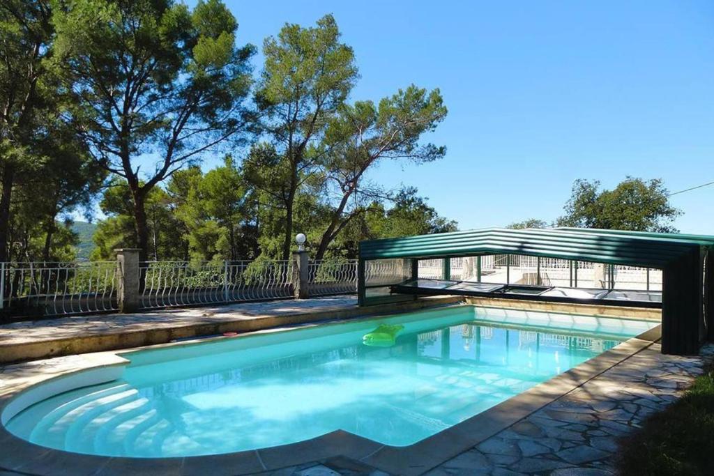 Chalet de 2 chambres avec piscine privee et jardin clos a Le Beausset a 8 km de la plage 652 Chemin des Vautes, 83330 Le Beausset