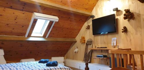 Chalet de 2 chambres avec terrasse amenagee et wifi a Ger de Boutx a 4 km des pistes