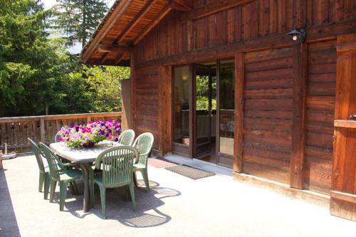 Chalet de 3 chambres a Chamonix Mont Blanc a 200 m des pistes avec terrasse amenagee et wifi
