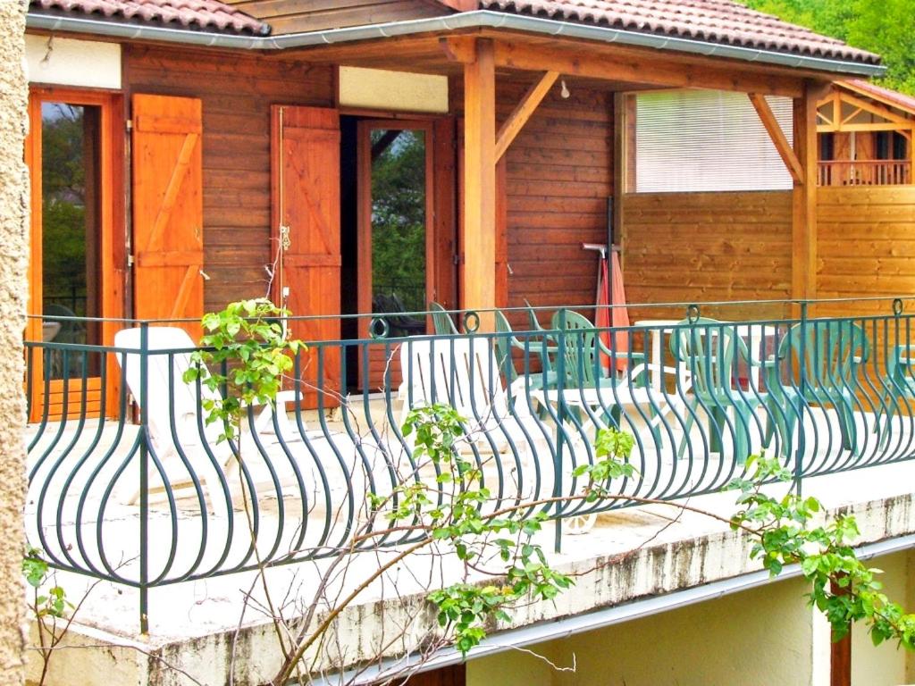 Chalet de 3 chambres avec vue sur le lac piscine partagee et jardin amenage a Saint Gerons a 1 km de la plage Lotissement des Pinèdes de Lacombe, 15150 Saint-Gérons