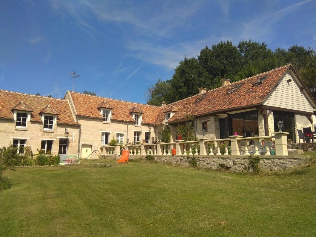 Chalet de 3 chambres avec vue sur le lac piscine partagee et jardin amenage a Saint Gerons a 1 km de la plage 15150 Saint-Gérons