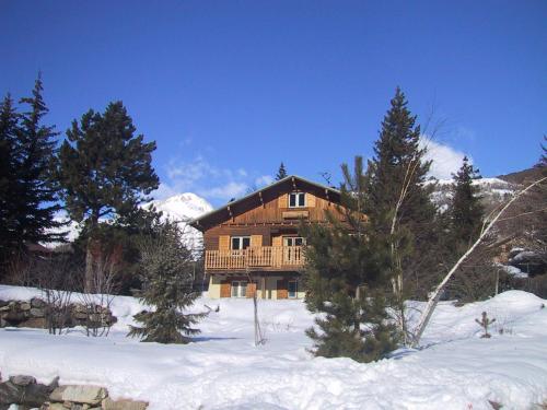 Chalet de 4 chambres a Saint Chaffrey a 400 m des pistes avec terrasse amenagee et wifi