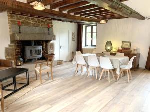 Chalet de 4 chambres avec vue sur le lac et jardin amenage a Joue du Bois