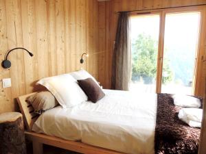 Chalet de 5 chambres avec jardin amenage et wifi a Les Gets a 1 km des pistes